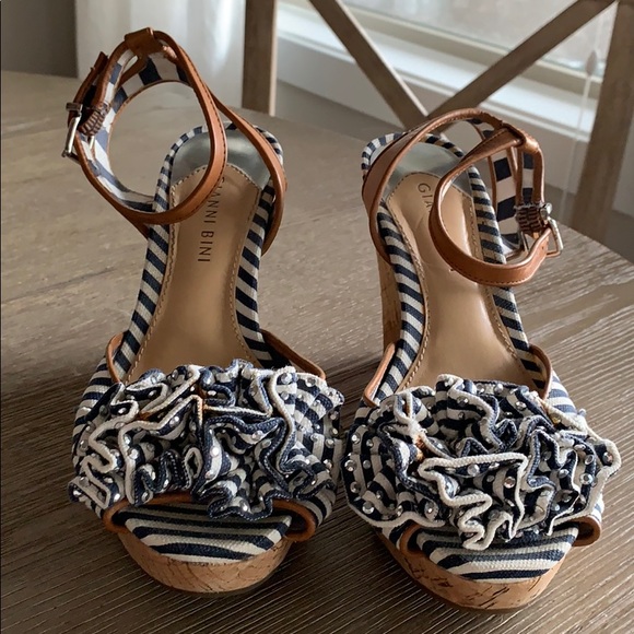 Gianni Bini Wedge Heels - Picture 2 of 4